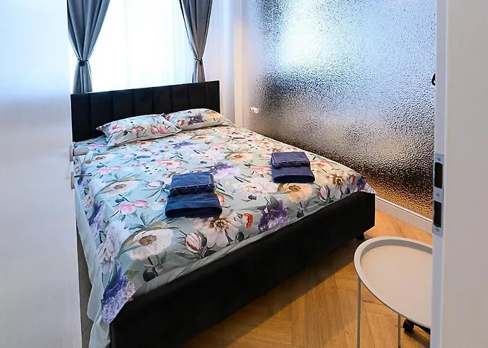 & Garden Madonna - Petunilor